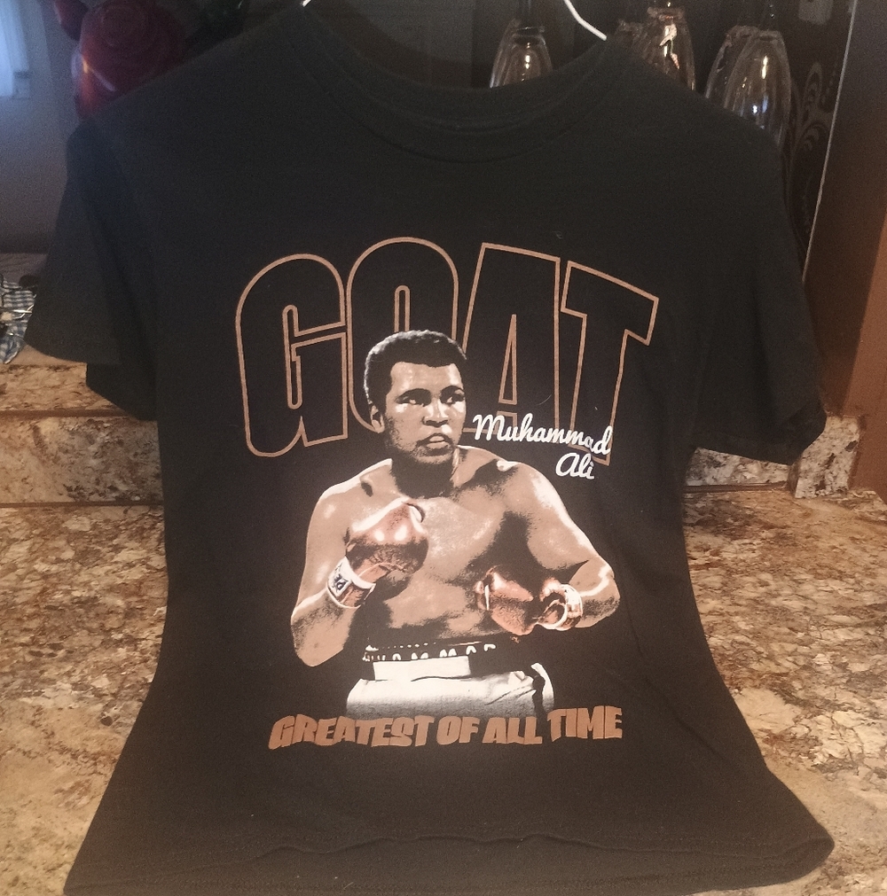 Boys teenage graphic T-shirt size small Muhammad Ali greatest of all times  $8